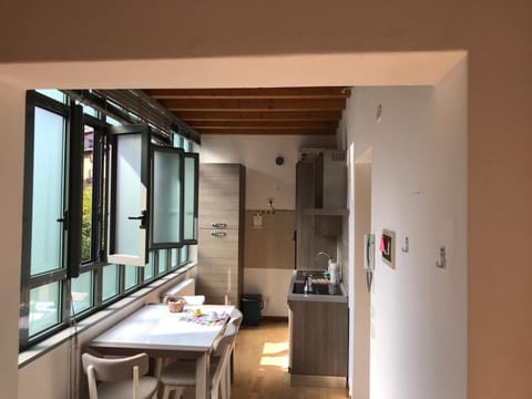 Kitchen or kitchenette, Dining area