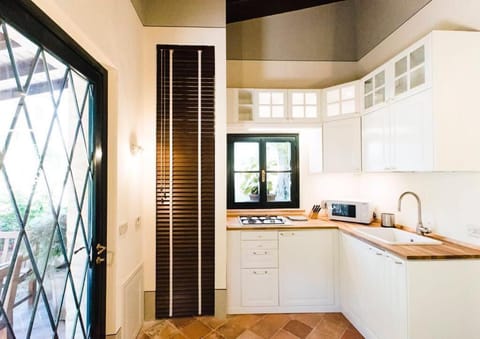 Coffee/tea facilities, Kitchen or kitchenette, stove, toaster