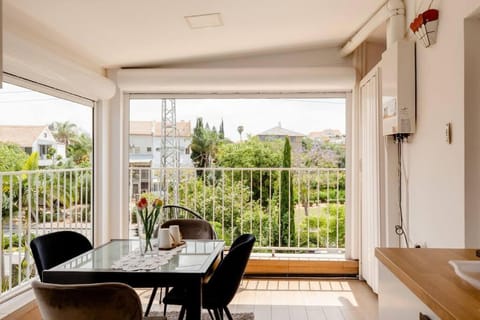 Day, Balcony/Terrace, Seating area, Dining area