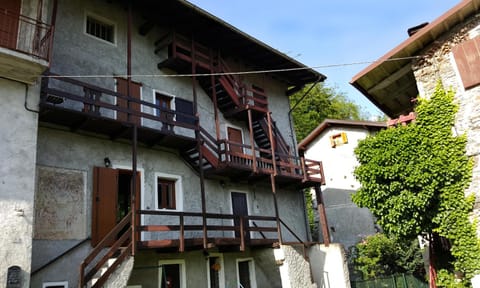 Property building, Facade/entrance, Spring, Day, Garden, Balcony/Terrace, On site