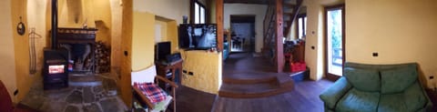 Spring, Day, TV and multimedia, Living room, On site