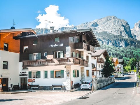 Property building, Facade/entrance, Balcony/Terrace, Street view