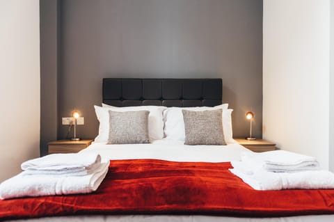 Bed, Bedroom, towels