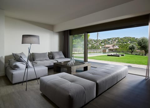 Living room, Garden view, Pool view