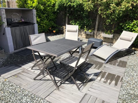 Patio, Kitchen or kitchenette, Dining area