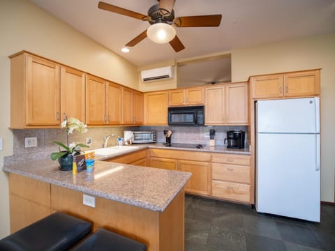 Kitchen or kitchenette, Dining area, microwave, stove