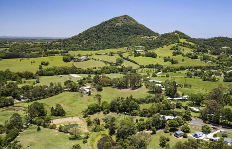 Nearby landmark, Off site, Neighbourhood, Natural landscape, Area and facilities