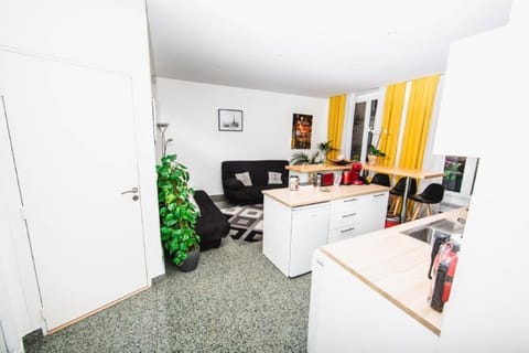 Kitchen or kitchenette, Dining area, minibar, pet friendly, stove