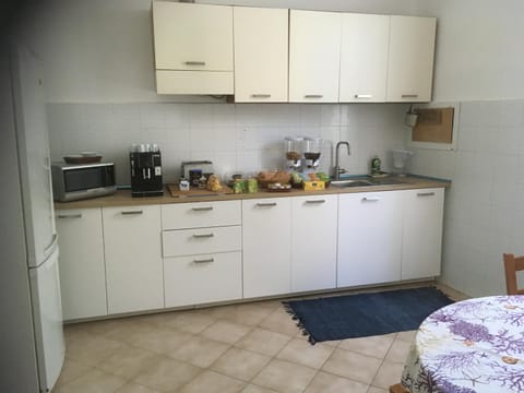 Kitchen or kitchenette, Communal kitchen