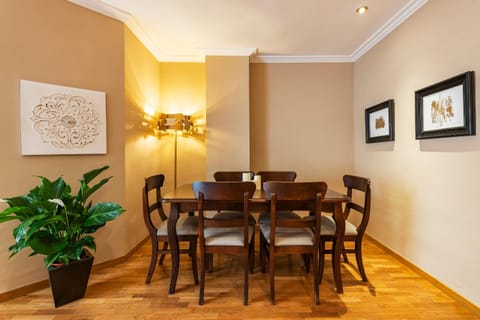 Photo of the whole room, Decorative detail, Dining area