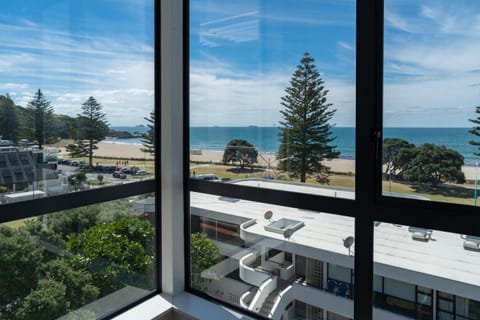 Ocean View Beach Escape - Top Floor Apartment, Mt Maunganui Base Condo in Bay Of Plenty