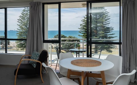 Ocean View Beach Escape - Top Floor Apartment, Mt Maunganui Base Eigentumswohnung in Bay Of Plenty