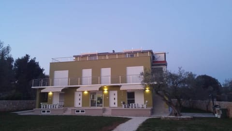 Apartments Nogic Condominio in Peroj