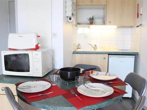 Studio Cabine 4 Pers avec Balcon, Parking et Piscine aux Minimes - La Rochelle - FR-1-246-177 Apartment in La Rochelle