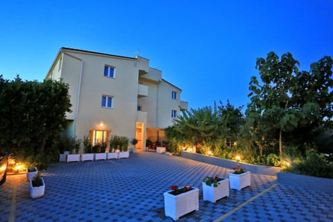 Property building, Patio, Facade/entrance