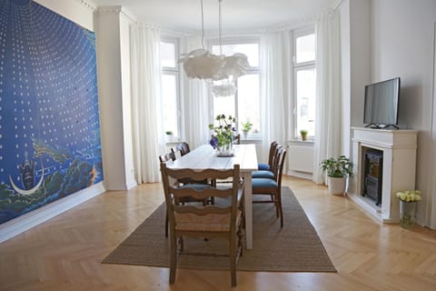 Photo of the whole room, Decorative detail, Dining area