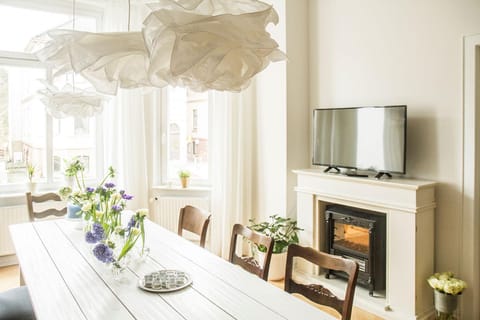 Photo of the whole room, Decorative detail, Decorative detail, Dining area