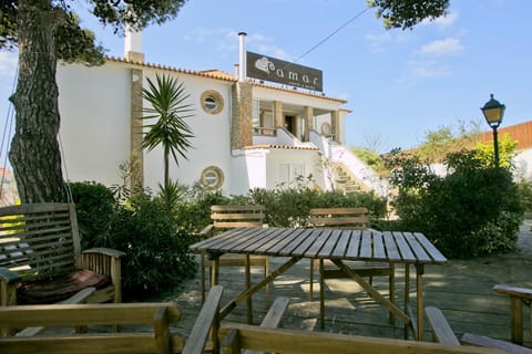 Amar Hostel & Suites Bed and Breakfast in Ericeira