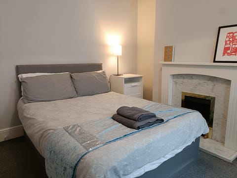 Bed, Bedroom, towels