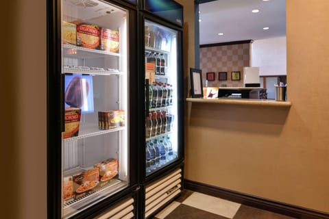 Restaurant/places to eat, Lobby or reception, vending machine