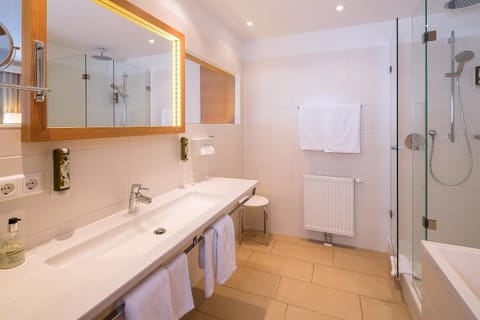 Shower, Day, Bathroom, Decorative detail
