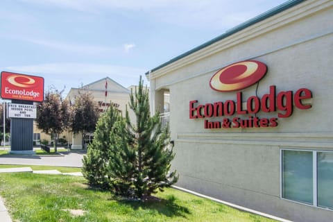 Econo Lodge Inn & Suites University Hotel in Calgary