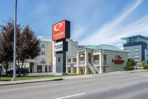 Econo Lodge Inn & Suites University Hotel in Calgary