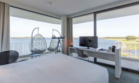 Bedroom, Lake view