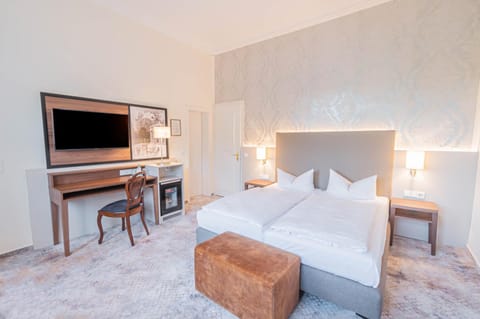 Bed, TV and multimedia, Photo of the whole room, Bedroom, hair dresser