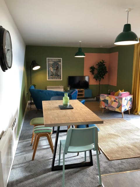 TV and multimedia, Living room, Seating area, Dining area