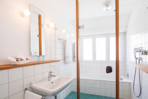 Bathroom, Photo of the whole room