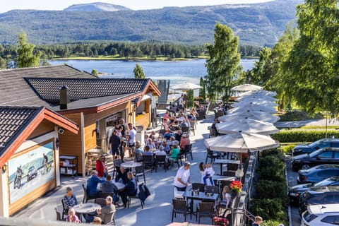 Property building, Restaurant/places to eat, Spring, Day, People, Neighbourhood, Natural landscape, Bird's eye view, Balcony/Terrace, Lake view, Mountain view, group of guests, Parking