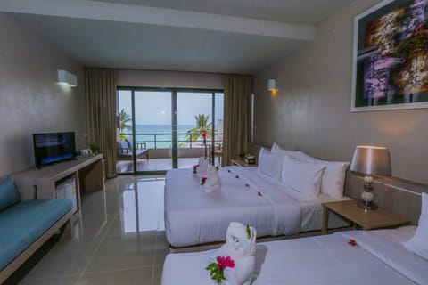 Photo of the whole room, Sea view