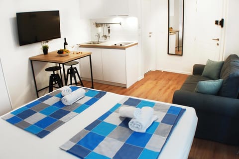 Bed, TV and multimedia, Kitchen or kitchenette, Living room, Photo of the whole room, Seating area, Dining area, Bedroom