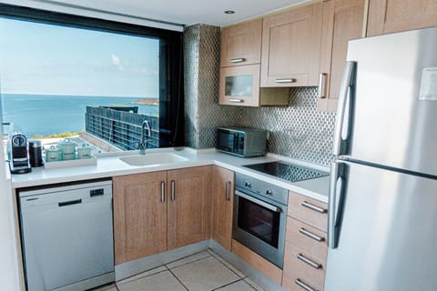 Coffee/tea facilities, Kitchen or kitchenette, Sea view, dishwasher, oven