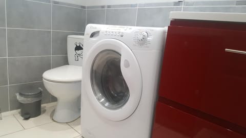 Shower, Toilet, Staff, People, Bathroom, Decorative detail, children, young children, older children, Family