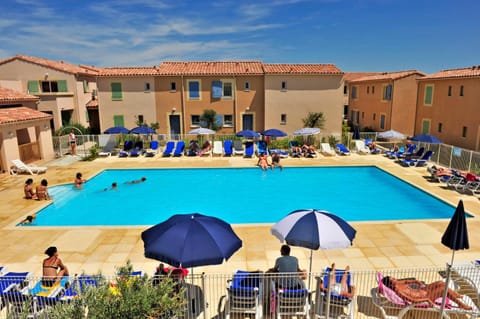 Day, Pool view, Swimming pool, Swimming pool, group of guests