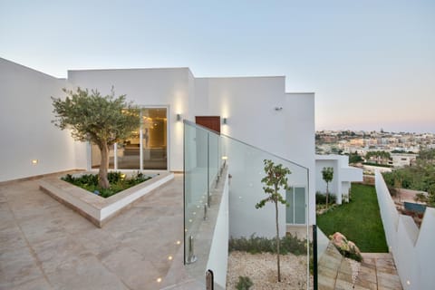 Maltese Luxury Villas - Sunset Infinity Pools, Indoor Heated Pools and More! Chalet in Malta