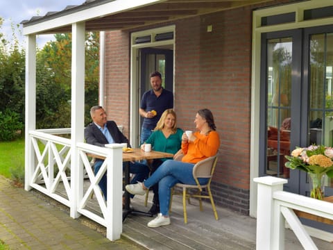 Comfortable holiday home with a porch at 1.3 km from the sea Casa in Noordwijkerhout