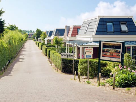 Comfortable holiday home with a porch at 1.3 km from the sea Haus in Noordwijkerhout