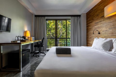 Bed, TV and multimedia, View (from property/room), Balcony/Terrace, Photo of the whole room, Bedroom, Pool view, Inner courtyard view