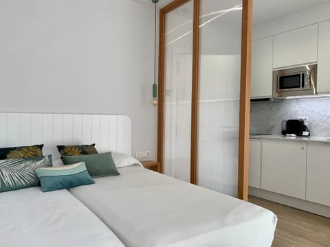 Bed, Kitchen or kitchenette, Photo of the whole room, Bedroom, minibar