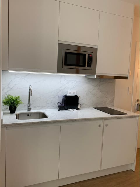 Kitchen or kitchenette, minibar, stove