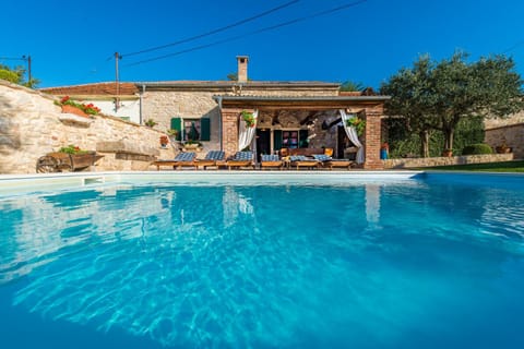 Decorative detail, Pool view