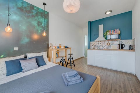 Bed, Dining area, kitchen