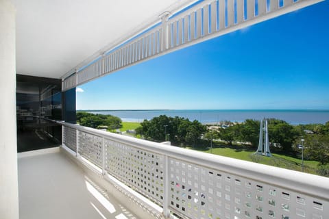 Cairns Luxury Waterfront Apartment Condo in Cairns