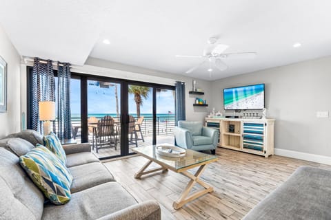 TV and multimedia, View (from property/room), Living room, Sea view