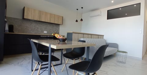 TV and multimedia, Kitchen or kitchenette, Seating area, Dining area