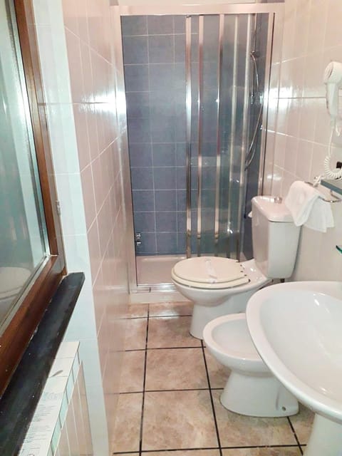 Shower, Toilet
