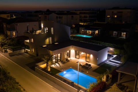 Property building, Night, Bird's eye view, Garden, Garden, Garden view, Garden view, Swimming pool, Quiet street view